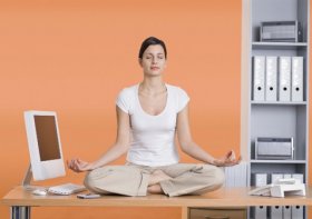 В наше время практиковать медитацию можно в любом месте — хоть в рабочем кабинете.